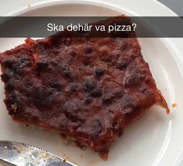 Elias på Kunskapsskolan frågar sig om det här verkligen ska föreställa pzza. Vi undrar helt klart detsamma. Elias på Kunskapsskolan frågar sig om det här verkligen ska föreställa pzza. Vi undrar helt klart detsamma.